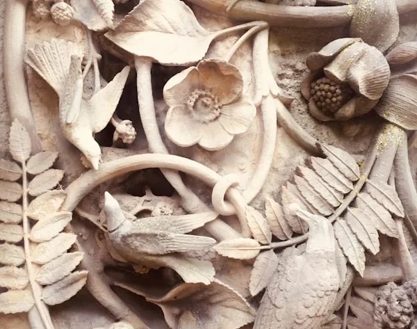 Menakjubkan! Motif Relief Batu Alam yang Menginspirasi Desain Interior Anda