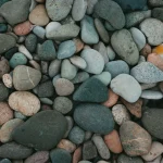 Keindahan Batu Alam Bulat untuk Dekorasi Rumah dan Taman