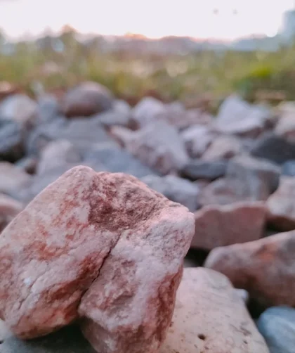 Mengenal Batu Pilah: Keindahan dan Manfaatnya dalam Desain Interior