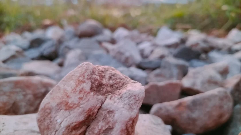 Mengenal Batu Pilah: Keindahan dan Manfaatnya dalam Desain Interior